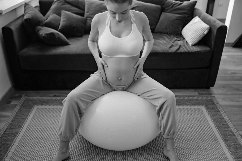 rééducation périnéale femme enceinte pendant grossesse avec un kiné sur ballon cabinet kiné paris 8 et paris 14