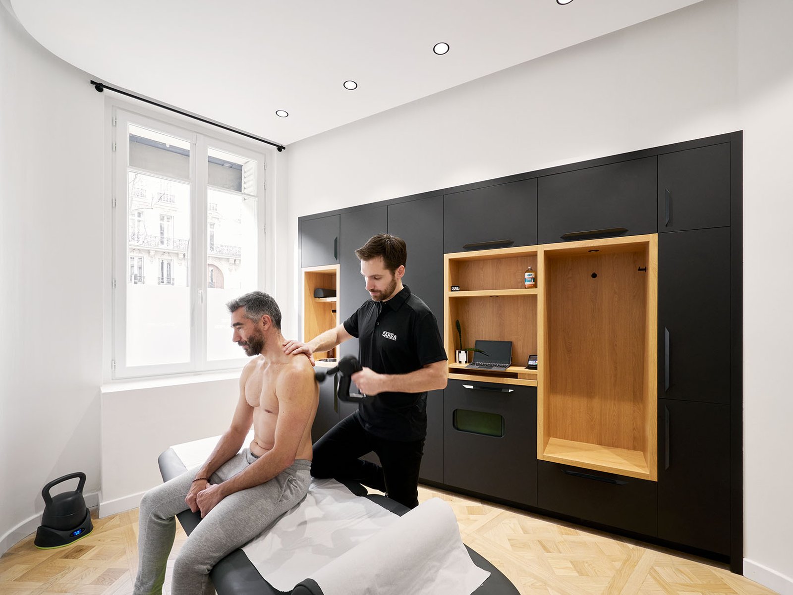 Kinésithérapeute accompagnant un patient à Paris 8